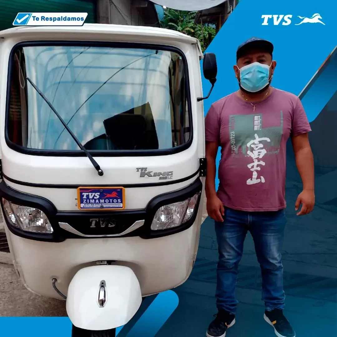 Cliente recibe su motocarro TVS King